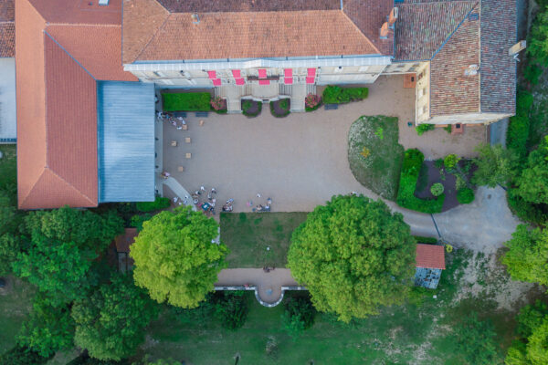 domaine-de-montcausson-mariage-cour-chateau-terrasse-reception-vue-aerienne